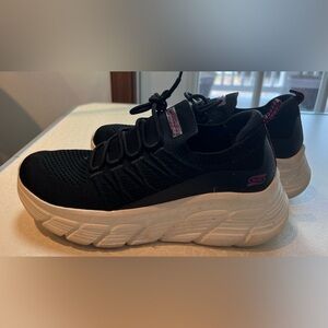 Skechers | Women's Skechers Bobs B Flex Hi-Leveled Ground sneakers. Size: 8.5